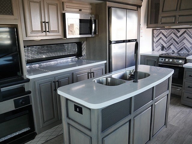 2022 Keystone Montana LEGACY 3231CK 38ft 5th wheel